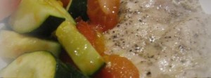 Kanan rintaleike, kesäkurpitsa ja tomaatit