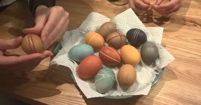 värjää kananmunat luonnollisesti